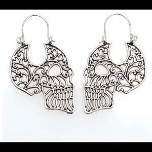 3/25✨ NWOT Skull Earrings